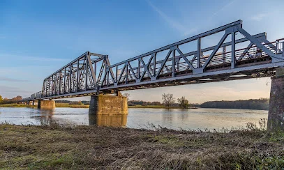 Most kolejowy nad Odrą w Stanach