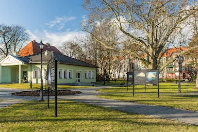 Ogród Sztuk (przy bibliotece miejskiej, ul. Bankowa)
